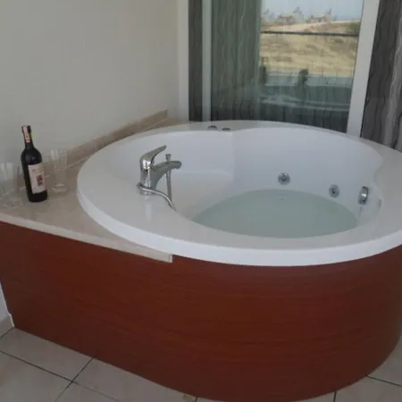 Babylon 40 - 1 Bed Private Home Sleeps Up To 4 Vakantiehuis *
